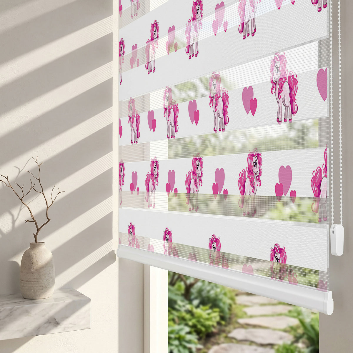 Pembe Yeleli Atlar ve Kalpler Çocuk Odası Zebra Stor Perde – ürün görseli 2