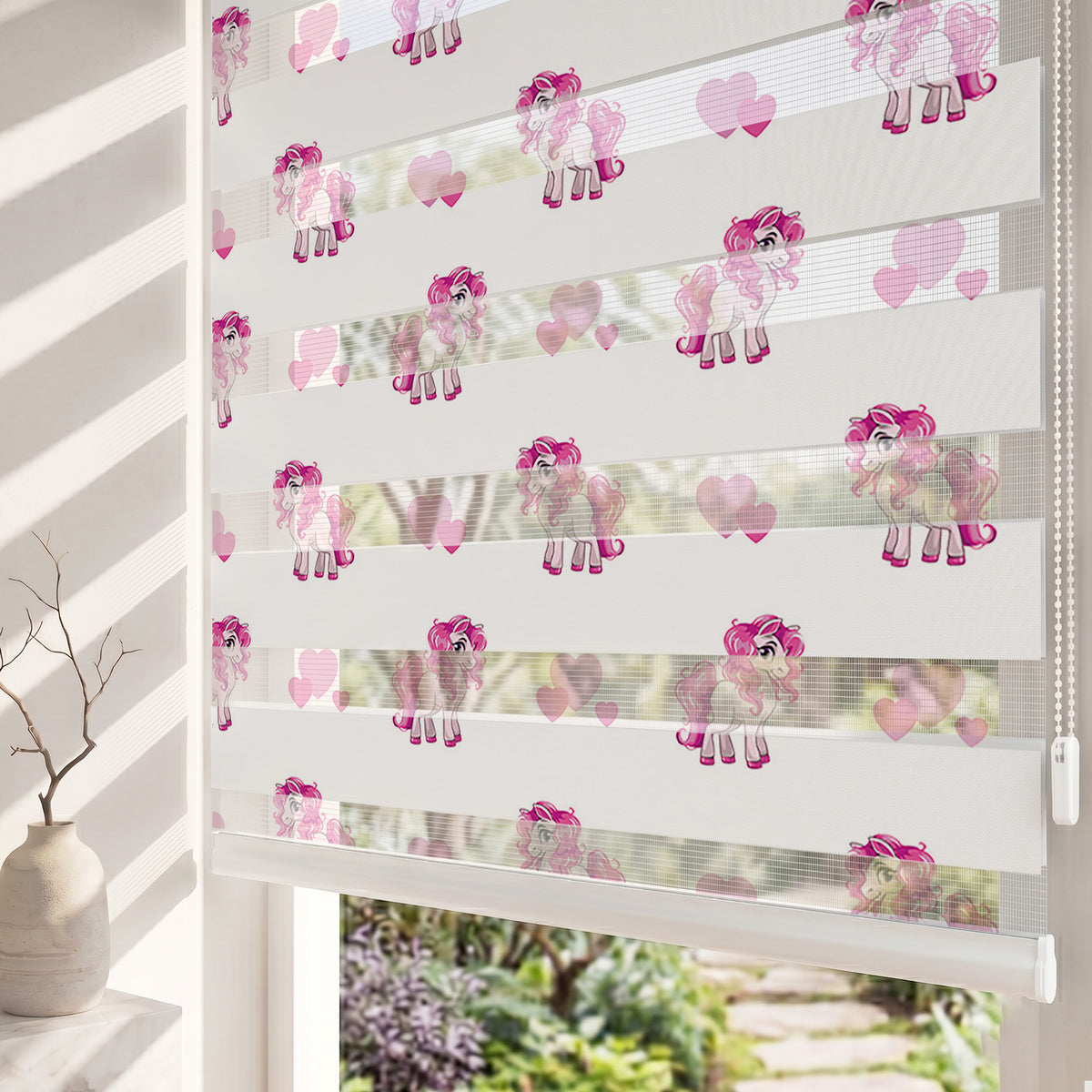 Pembe Yeleli Atlar ve Kalpler Çocuk Odası Zebra Stor Perde