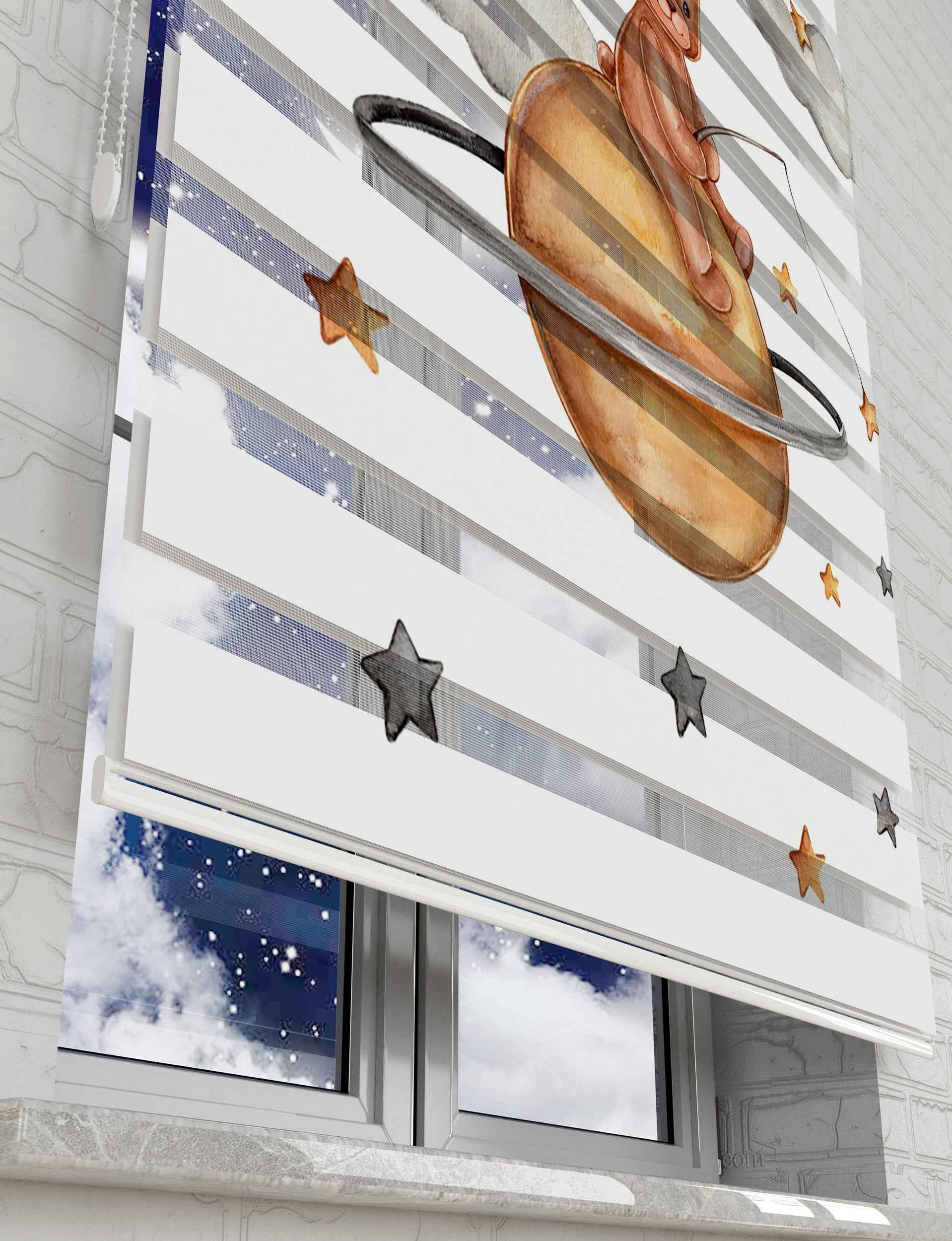 Jupiterin Üstünde Oturan Sevimli Ayıcık Baskılı Zebra Perde - Bebek Odası Perdesi - AD HOME Tekstil