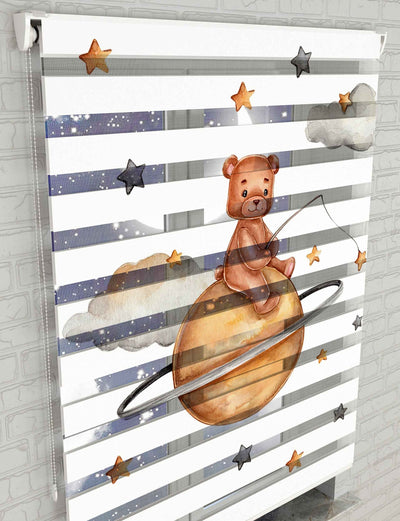 Jupiterin Üstünde Oturan Sevimli Ayıcık Baskılı Zebra Perde - Bebek Odası Perdesi - AD HOME Tekstil
